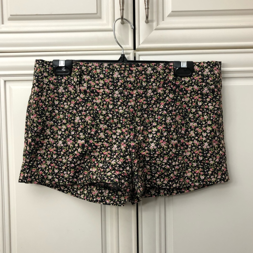 😎Urban Behavior black floral shorts